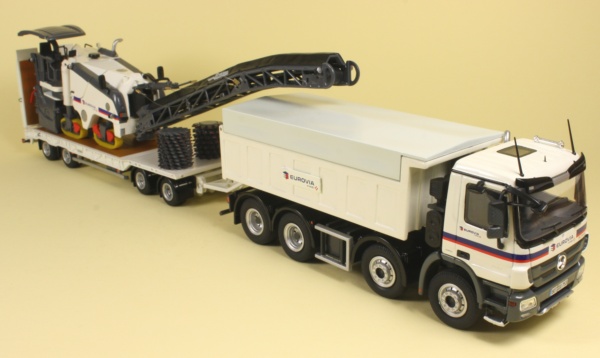 Wirtgen W100F with Actros 8x4 tipper and Nooteboom trailer