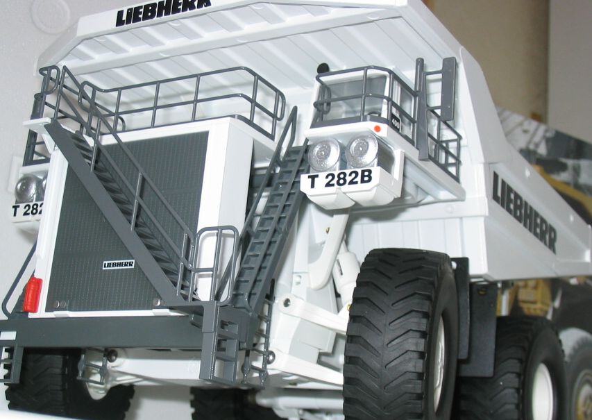Miniature Construction World - Liebherr T282B Mining Truck