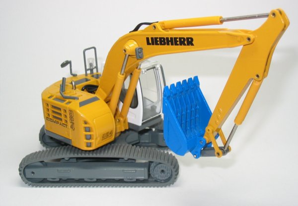 Liebherr R924Compact with riddle bucket
