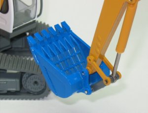 Liebherr R924Compact with riddle bucket