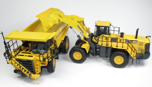 ミニカー KOMATSU WA600 1/50 Komatsu WA600-8 Wheel Loader