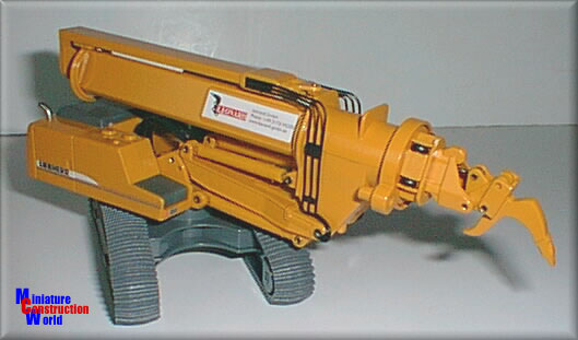Liebherr R924 excavator with Leonard K8000 boom