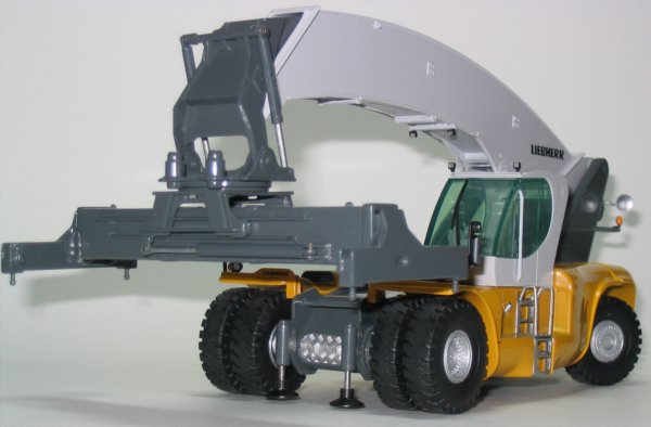 Liebherr LRS645 Reachstacker