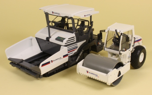 Hamm 3412 Single Drum Compactor with Vogele Super 3000 paver