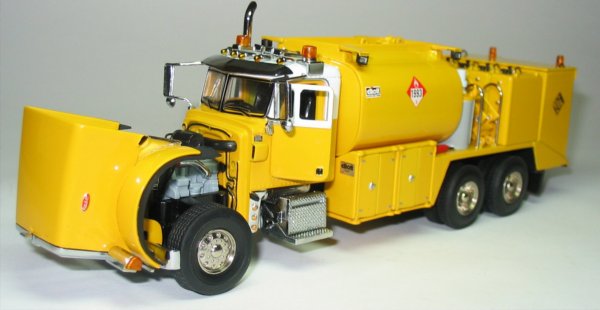 Peterbilt 357 with Elliot Fuel Lube Body
