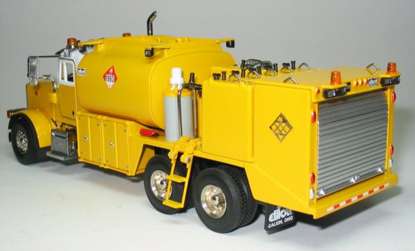 Peterbilt 357 with Elliot Fuel Lube Body