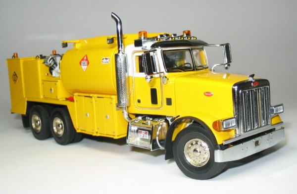 Peterbilt 357 with Elliot Fuel Lube Body