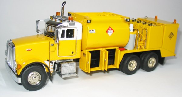Peterbilt 357 with Elliot Fuel/Lube Body