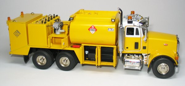 Peterbilt 357 with Elliot Fuel/Lube Body