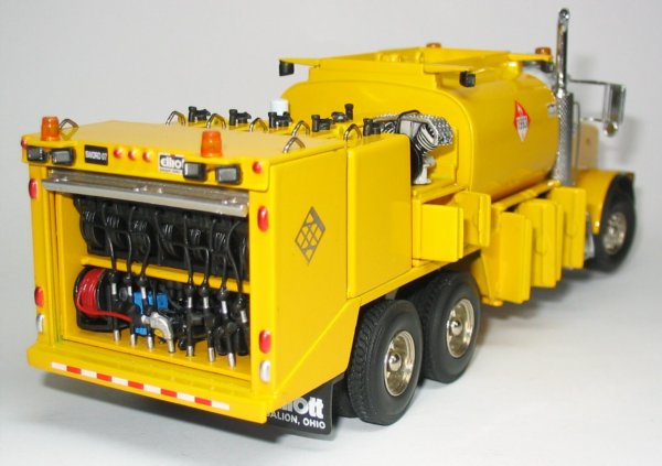 Peterbilt 357 with Elliot Fuel/Lube Body